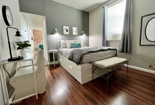 1 Schlafzimmer, Schreibtisch, BĂŒgeleisen/BĂŒgelbrett, kostenloses WLAN