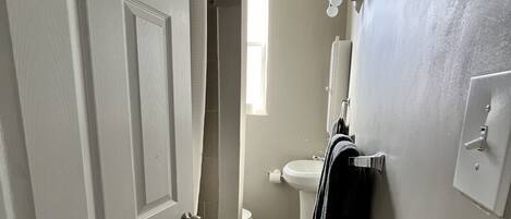 A bathroom with a toilet, sink, and bathtub.