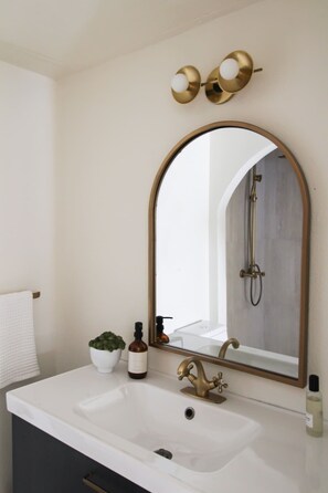 Chuveiro, secador de cabelo, roupões de banho 