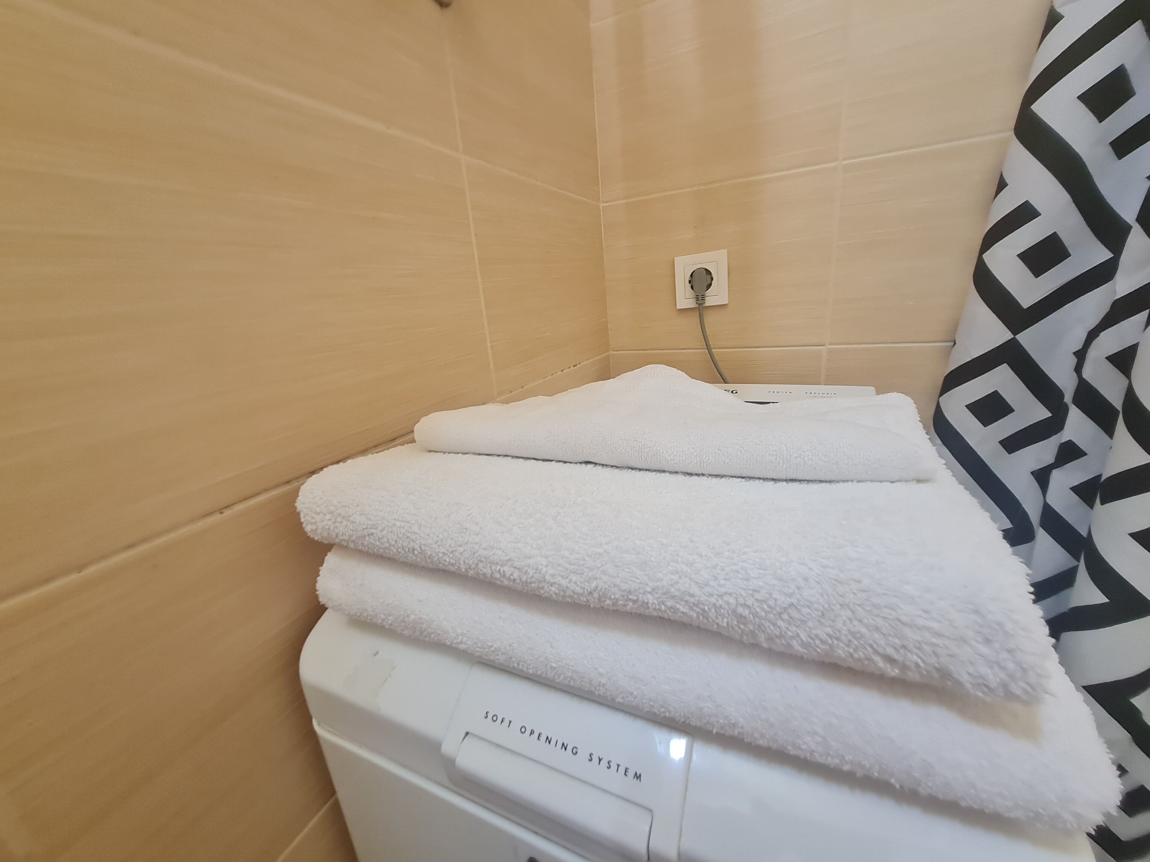 Haartrockner, Handtücher, Seife, Toilettenpapier