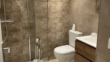 Dusche, kostenlose Toilettenartikel, Haartrockner, Bademäntel