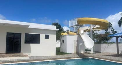 🏝️ Villa Espaciosa con Piscina, Tobogán y BBQ Cerca de las Playas de RD