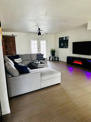 Living area - Convenient, Spacious Tempe Desert Oasis Central to all Area Attractions! (Tempe)