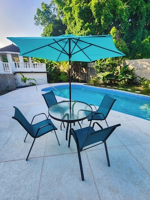 Piscine extérieure, chaises longues