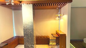 A modern interior with a seating area, a bar, and a column. - Apto Calle 76 x5 by Caribecheap (Barranquilla)