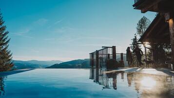 Alberca al aire libre y alberca climatizada