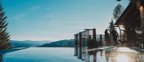Piscina a l'aire lliure i piscina climatitzada