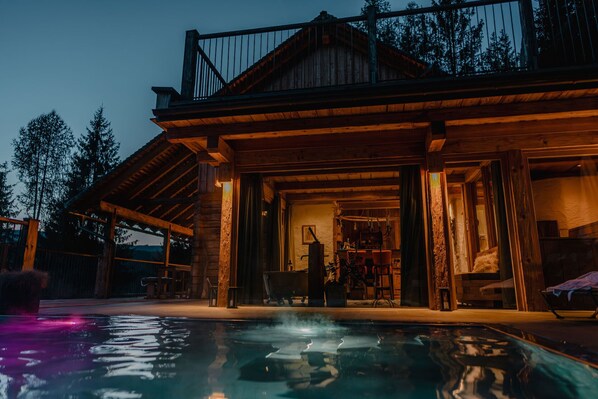 Una piscina al aire libre, una piscina climatizada