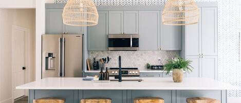 Refrigerador, microondas, horno, placa de cocina