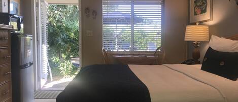 Tabla de planchar con plancha, wifi y ropa de cama