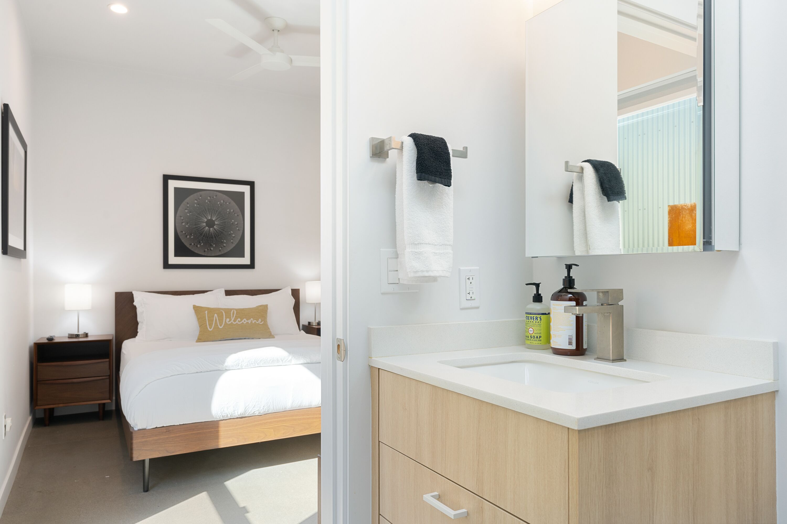 Deluxe Apartment, 2 Bedrooms, Non Smoking, Connecting Rooms | Bathroom | Towels, soap, shampoo, toilet paper