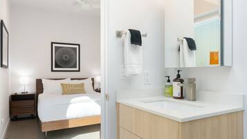 Deluxe Apartment, 2 Bedrooms, Non Smoking, Connecting Rooms | Bathroom | Towels, soap, shampoo, toilet paper