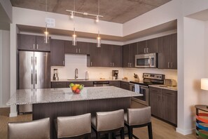 Geladeira, micro-ondas, fogão, cooktop