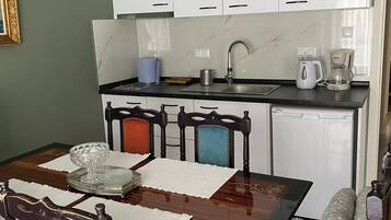 Refrigerador, parrilla de estufa, cafetera y tetera y tostadora