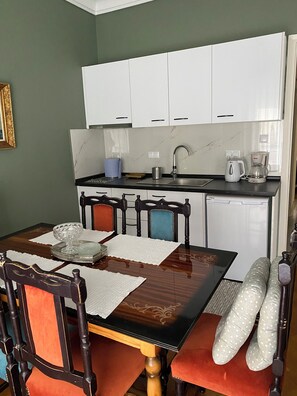 Fridge, stovetop, coffee/tea maker, toaster