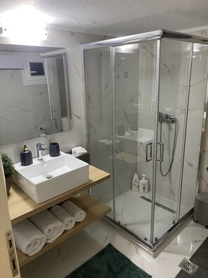 Dusche, kostenlose Toilettenartikel, Haartrockner, Handtücher