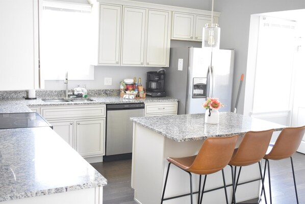 Frigorífico, microondas, horno y placa de cocina