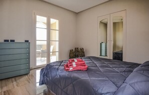 6 bedrooms, travel cot, free WiFi, bed sheets