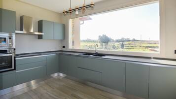 Frigorifero, forno, piano cottura, lavastoviglie