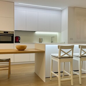 Frigorífico, microondas, horno y placa de cocina