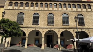 Un edificio histórico con ventanas de arco y un patio.