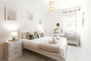 3 quartos, ferros/tábuas de passar roupa, berço de viagem