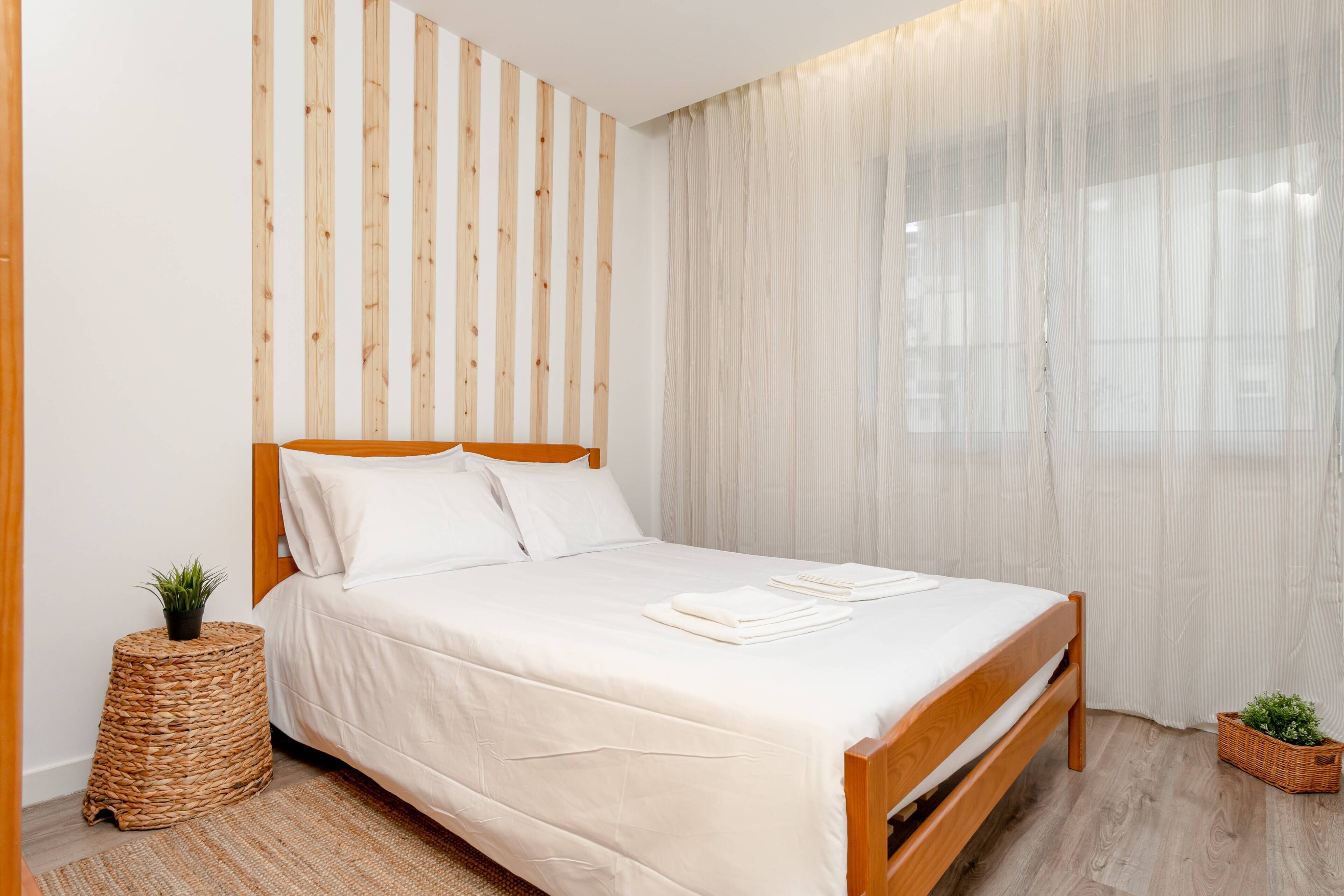 2 bedrooms, iron/ironing board, internet, bed sheets