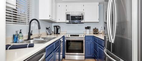 Jääkaappi, mikroaaltouuni, uuni, liesi