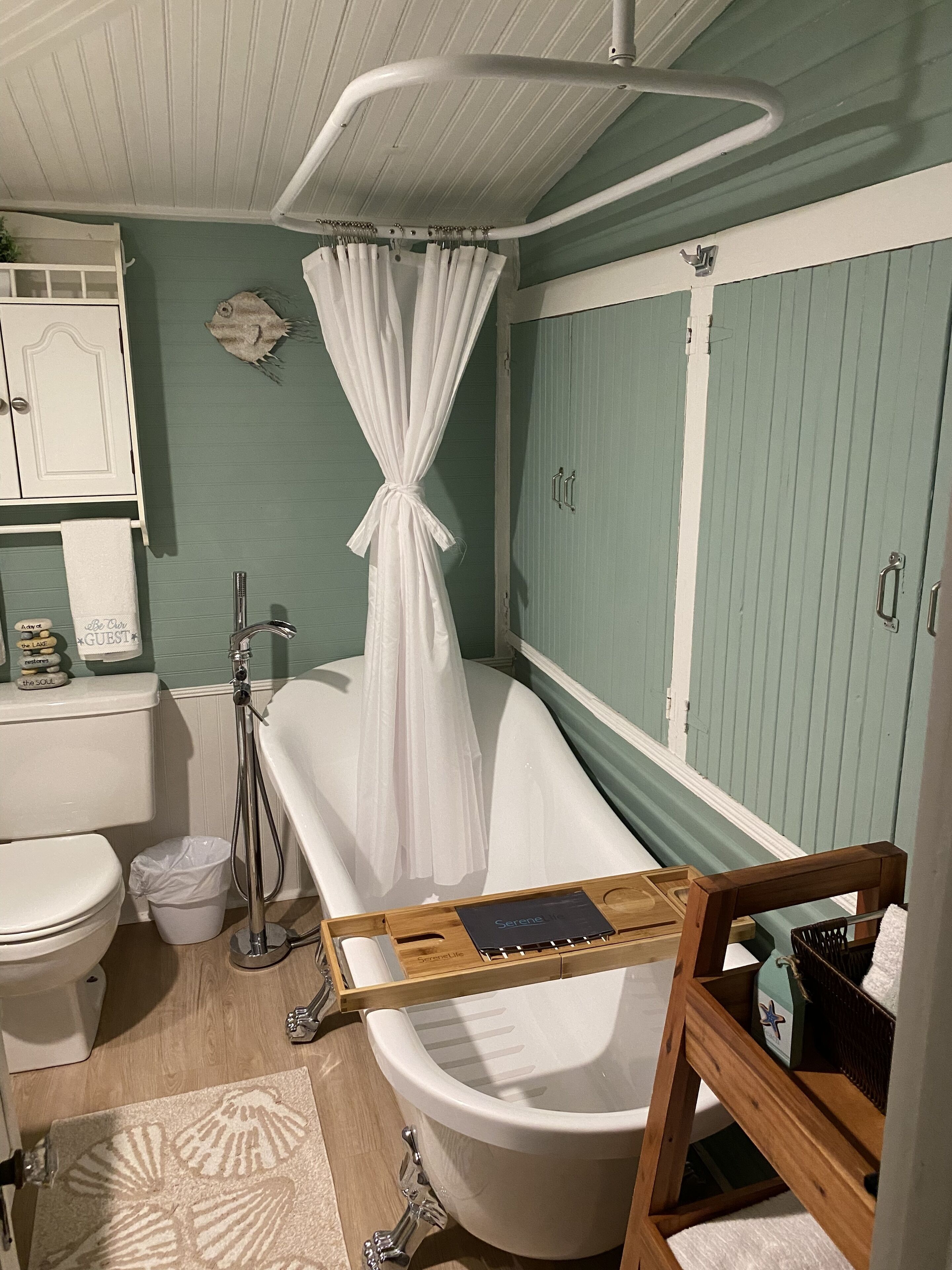 Small Beachy Bungalow - 3 minute walk to lake/beach