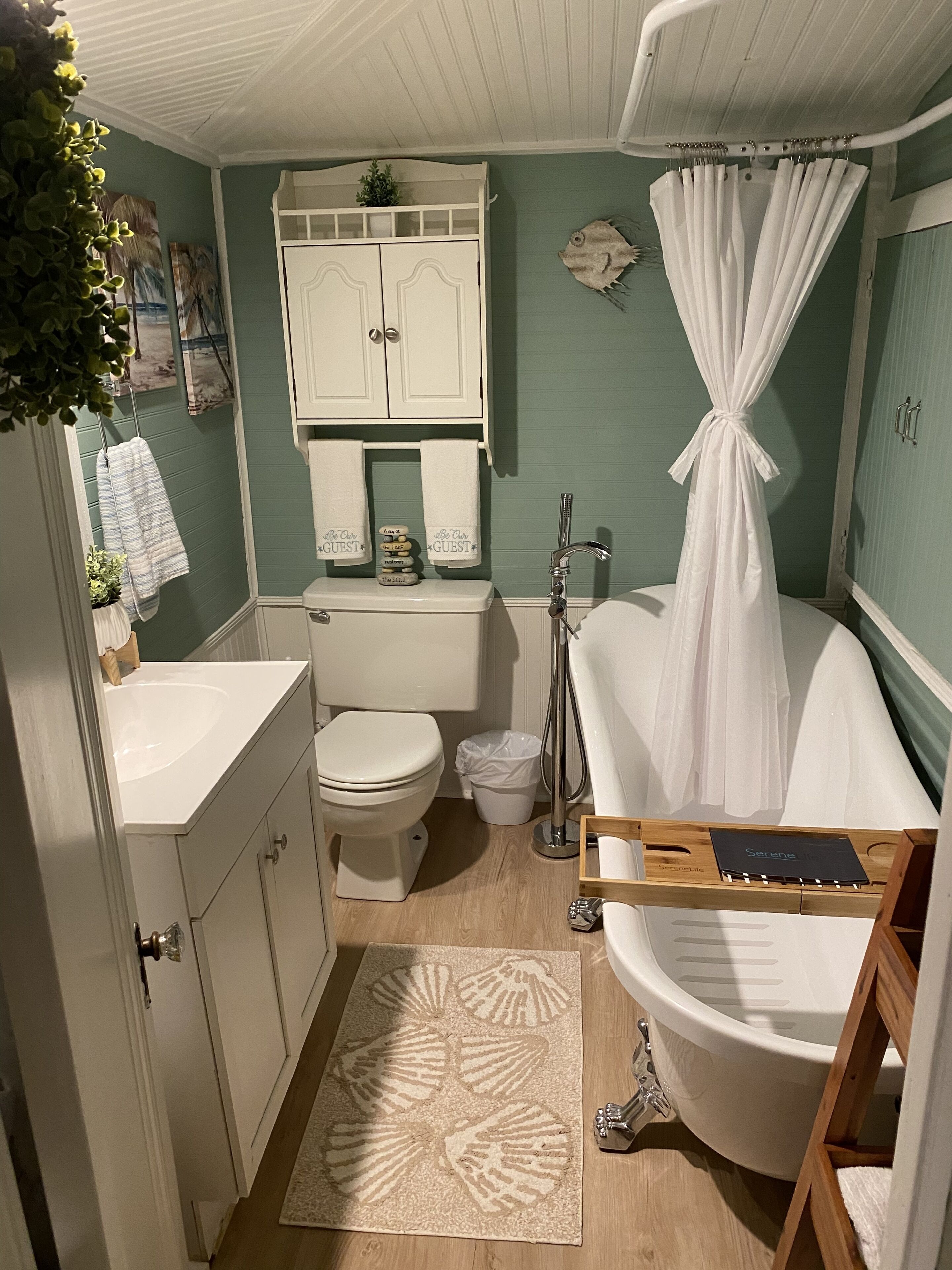 Small Beachy Bungalow - 3 minute walk to lake/beach