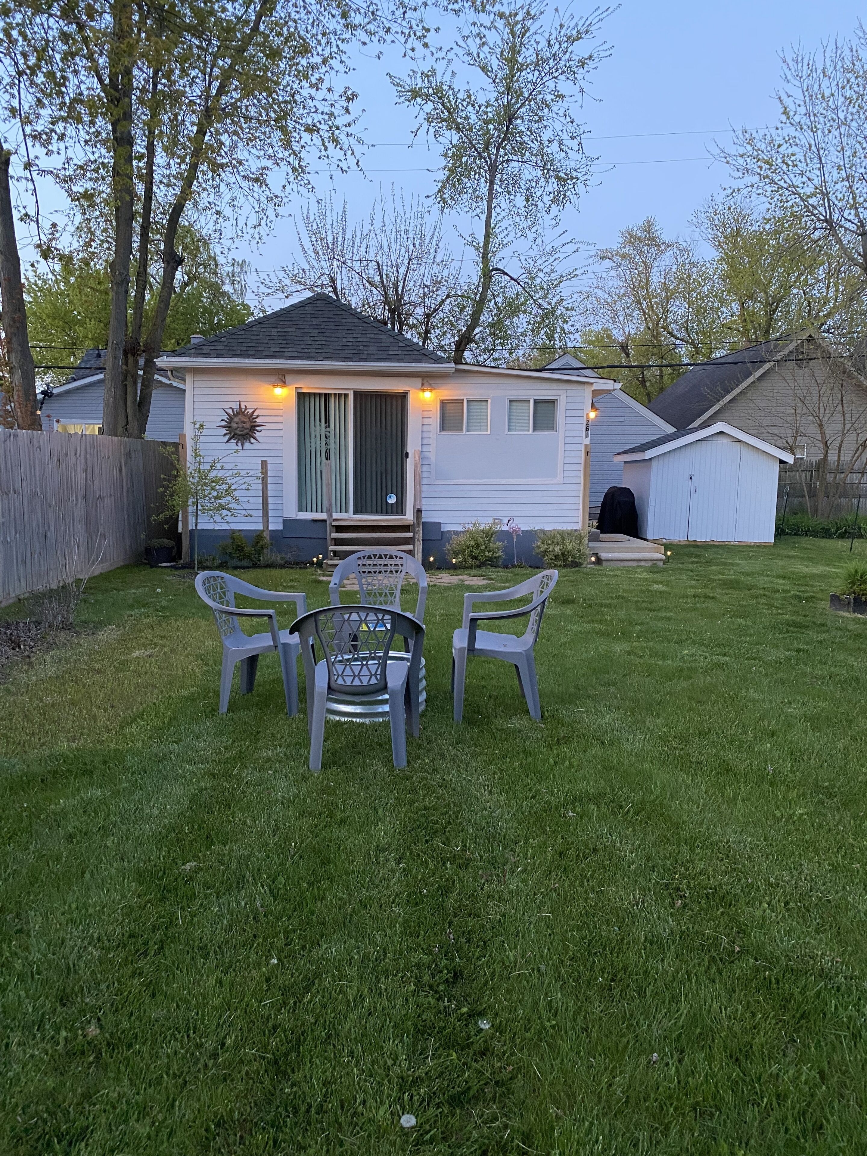 Small Beachy Bungalow - 3 minute walk to lake/beach