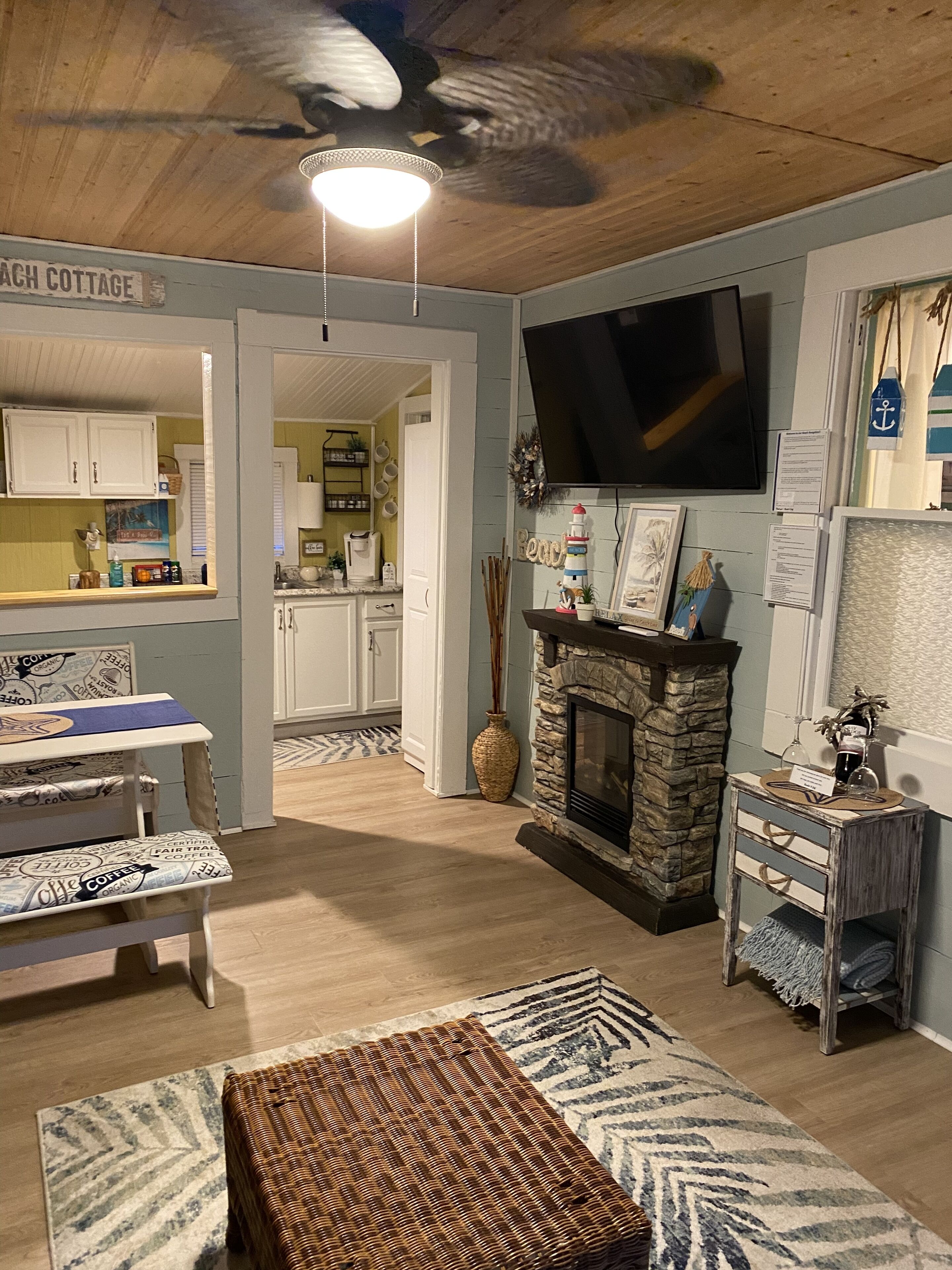 Small Beachy Bungalow - 3 minute walk to lake/beach