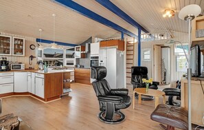 Fridge, stovetop, dishwasher, coffee/tea maker - Beautiful home in Allingåbro with WiFi (Allingåbro)