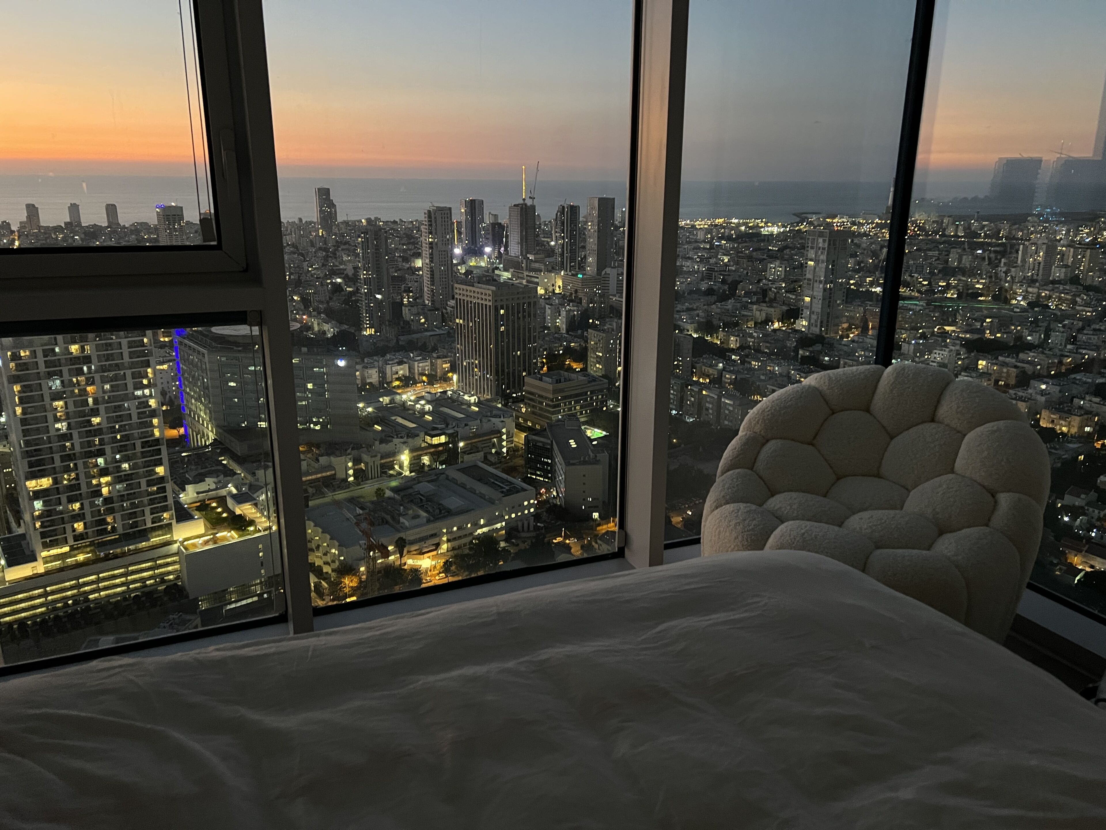 Free minibar, desk, laptop workspace, free WiFi