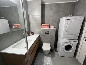 Secador de pelo, toallas