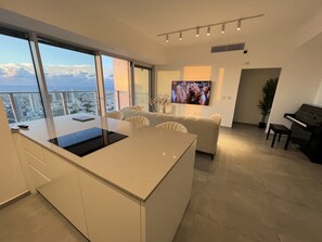 64-inch Smart TV with digital channels, TV, video-game console - Prince Palace Tel Aviv (Tel Aviv)