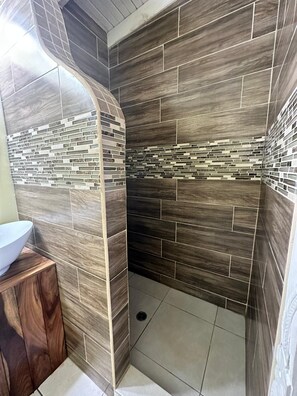 Dusche, Haartrockner, Handtücher