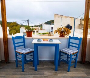 Outdoor dining - Two-story big house in Apiranthos Naxos with a view/5guests, available baby cot. (Απείραθος)