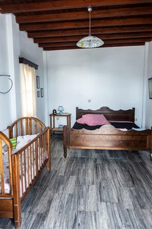 2 bedrooms, iron/ironing board, free WiFi, bed sheets - Two-story big house in Apiranthos Naxos with a view/5guests, available baby cot. (Απείραθος)