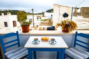 Outdoor dining - Two-story big house in Apiranthos Naxos with a view/5guests, available baby cot. (Απείραθος)