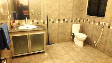 Serviettes fournies, savon, papier toilette