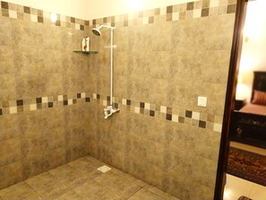 Towels, soap, toilet paper - House Portion - Private Space {no-one living} @ DHA (Lahore)