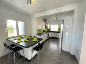 Jääkaappi, mikroaaltouuni, uuni, astianpesukone