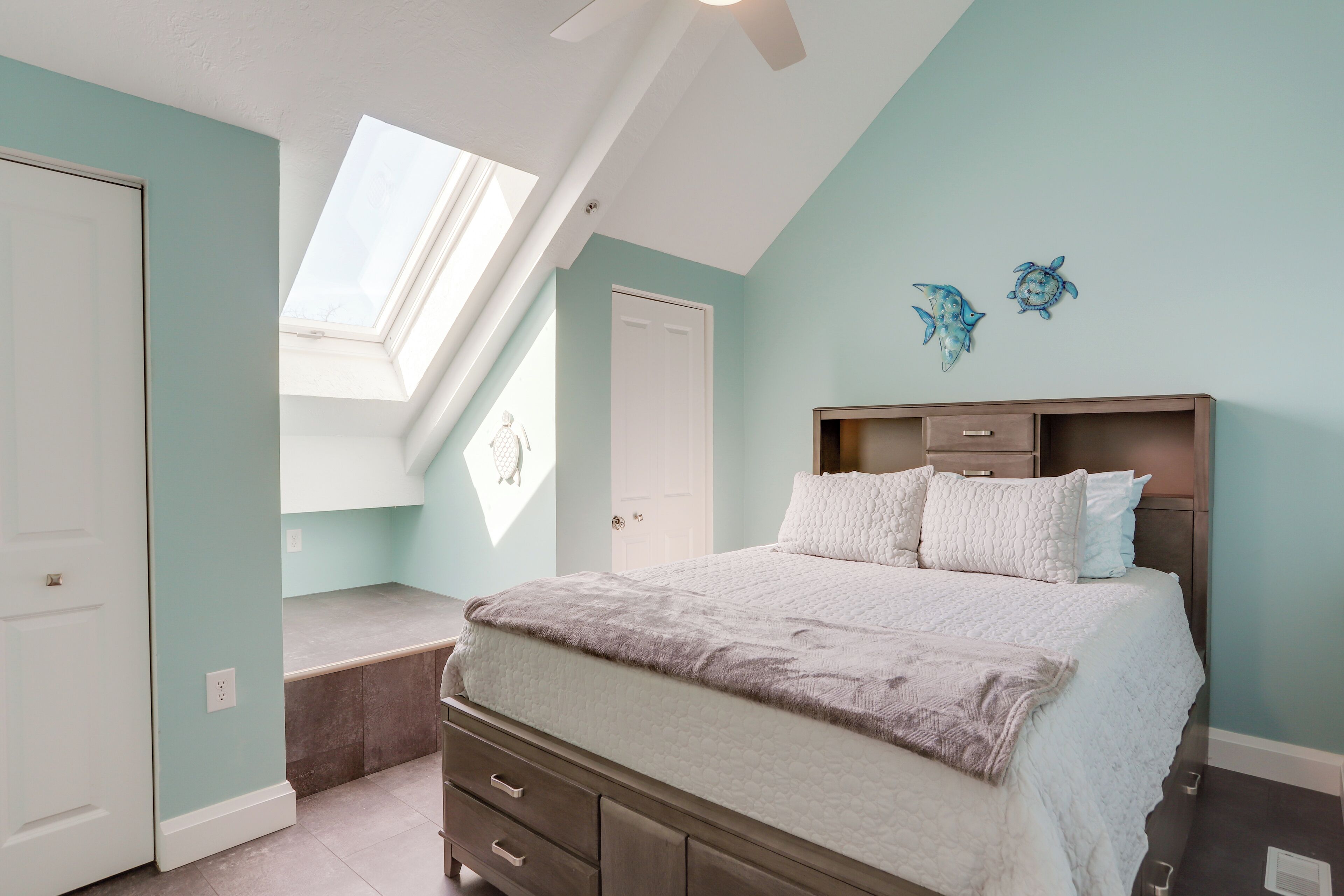 2 bedrooms, internet, bed sheets