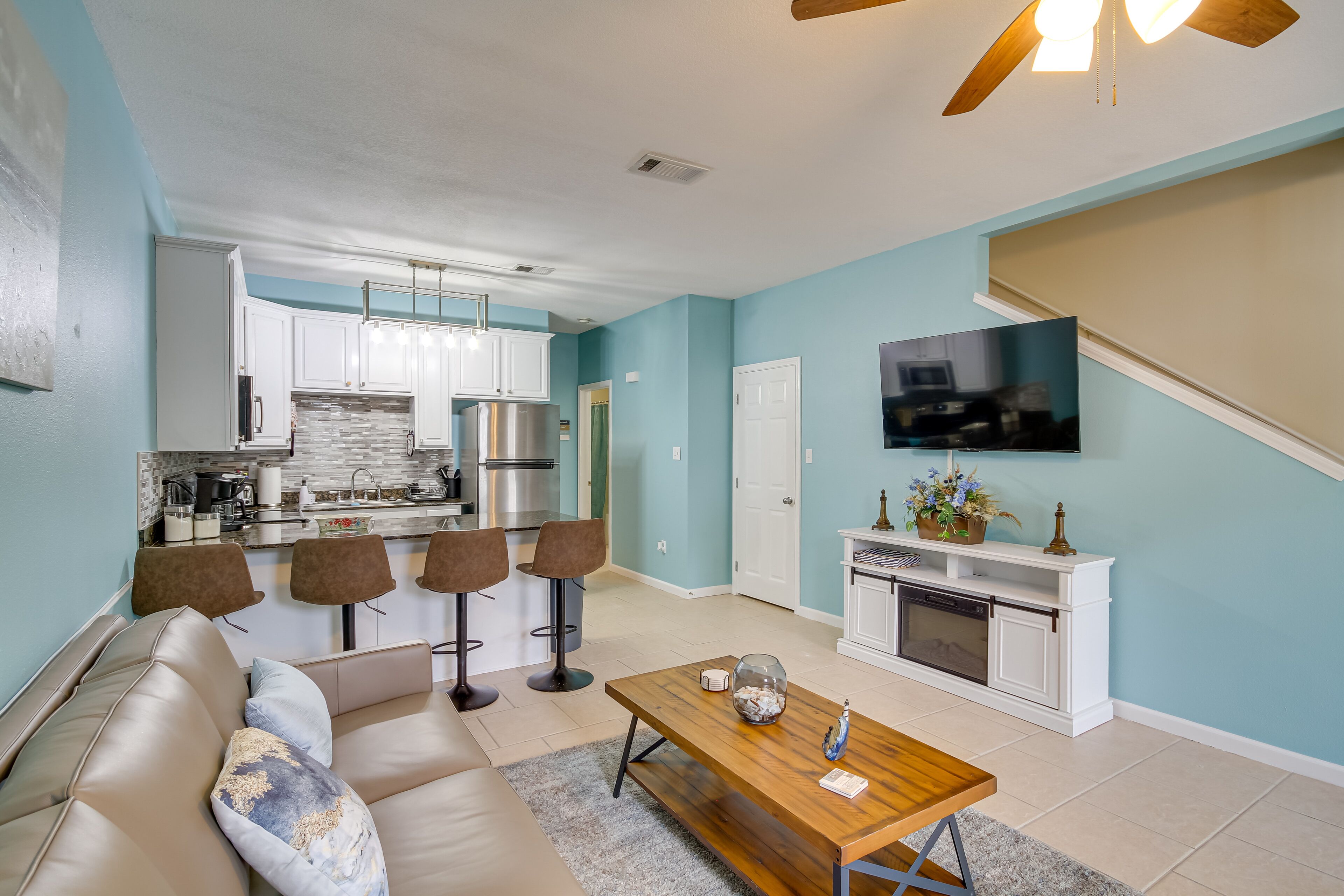 Cozy Gulfport Abode w/ Balcony - Walk to Beach!