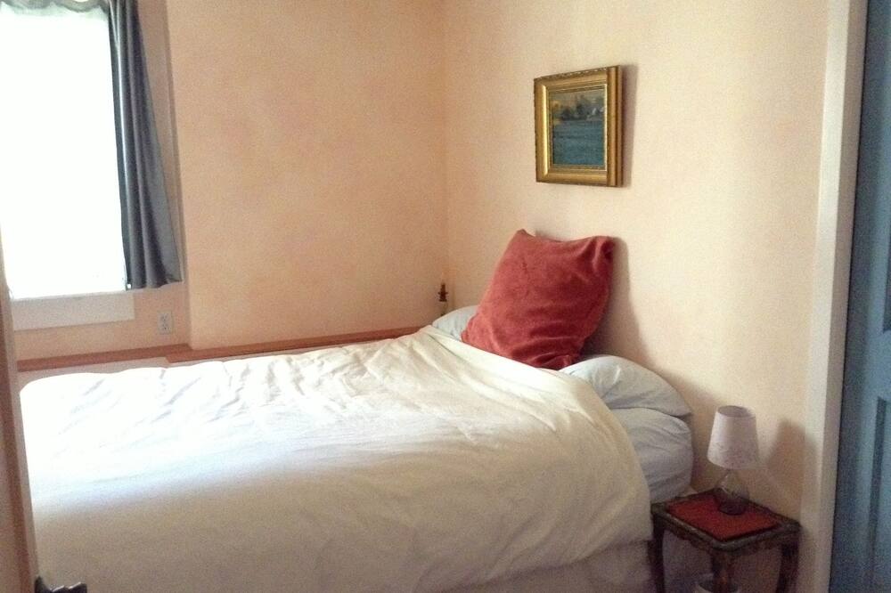 Lovely quiet house with garden, deck, in great neighborhood