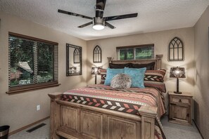 2 bedrooms, iron/ironing board, free WiFi, bed sheets - Horsin’ Around-Cabin with a peaceful covered deck. (Ruidoso)