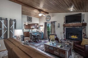 Smart TV, fireplace, streaming services - Horsin’ Around-Cabin with a peaceful covered deck. (Ruidoso)