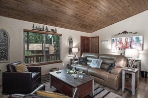 Smart TV, fireplace, streaming services - Horsin’ Around-Cabin with a peaceful covered deck. (Ruidoso)