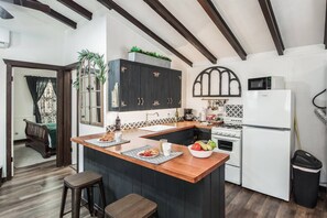 Fridge, microwave, oven, stovetop - The Salty Fox-modern vintage cabin with fireplace (Ruidoso)